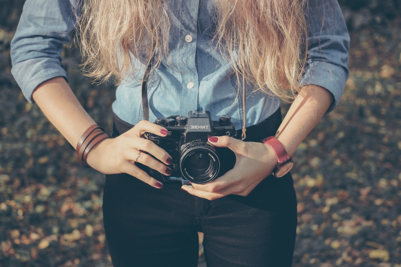 photographe-LA BASTIDE-min_hand-person-girl-woman-camera-photography-614-pxhere.com