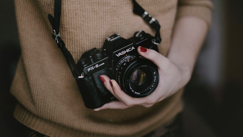 photographe-LA BASTIDE-min_woman-camera-photography-photographer-slr-dslr-319-pxhere.com